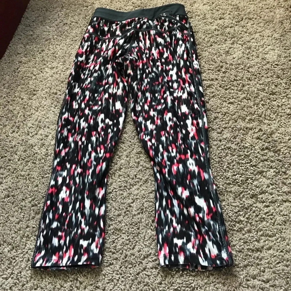 Nike Dri-Fit Patterned Cropped Workout Leggings - Picture 2 of 4